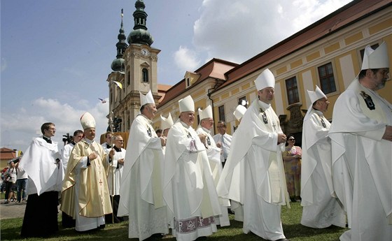 Asi 30 tisíc lidí se zúastnilo me, kterou slouil kardinál Jozef Tomko ve Velehrad na Uherskohradisku v rámci Dn lidi dobré vle. (5.7.2009)