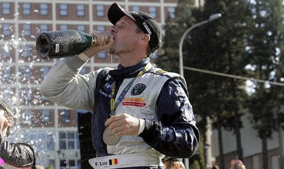 VÍTZNÝ DOUEK. Belgický závodník Freddy Loix si vychutnává výhru ve zlínské