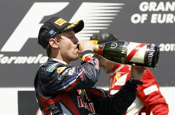 VÍTZNÝ DOUEK. Nmec Sebastian Vettel z Red Bullu si uívá vítzství ve Velké