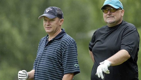Ivan Haek (vlevo) s Miroslavem Kíem na jedné z partií golfu