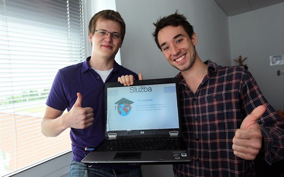 Studenti David ika (vlevo) a Jan Kolá vymysleli databázi vysokých kol pro