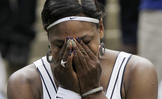 Serena Williamsová pláe po vítzném vstupu do Wimbledonu 2011.