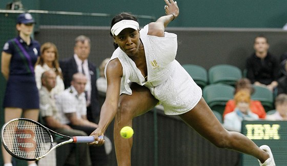 Venus Williamsová v souboji 2. kola tenisového Wimbledonu proti Dateové
