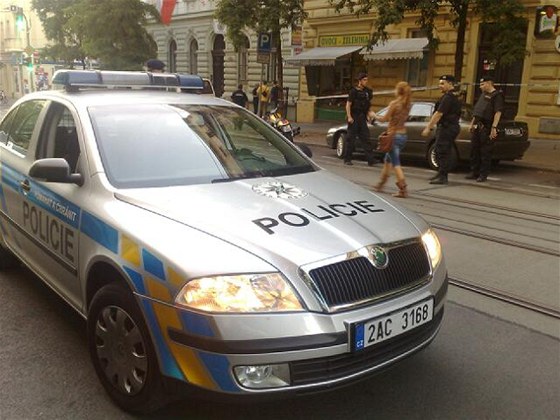Policisté a stráníci v Korunní ulici v Praze, kde byl postelen 34letý mu.