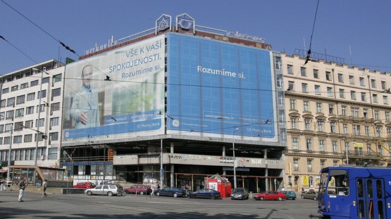 Vyhoelé kasino naproti Hlavnímu nádraí v Brn u nebude slouit jako útoit bezdomovc. Budovu navíc nov i vyistí od odpad (ilustraní snímek).