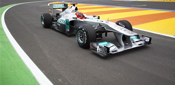 Michael Schumacher s Mercedesem bhem tréninku ped Velkou cenou panlska.