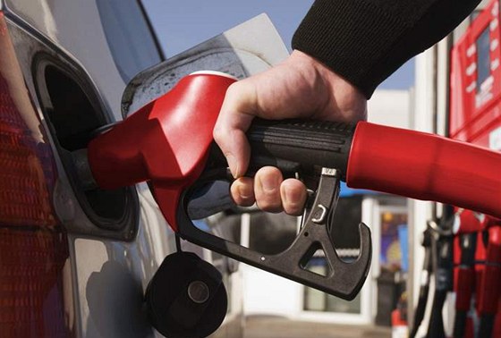 Před rokem stál benzin u nejlevnějších pump méně než 20 korun. Ilustrační foto.