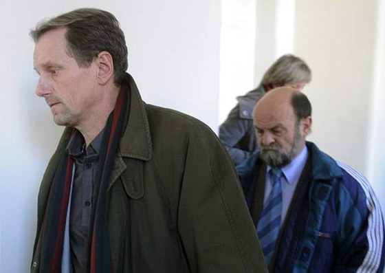 Jaroslav Vítek (vlevo) a Jaroslav Eliáš odcházejí z jednací síně. Soud je chce