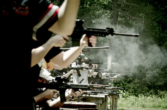 Ke střelbě se použily pistole, pušky i například kulomet M2 Browning.