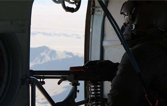 Posádka eského armádního vrtulníku pi peletu nad Afghánistánem (íjen 2010)