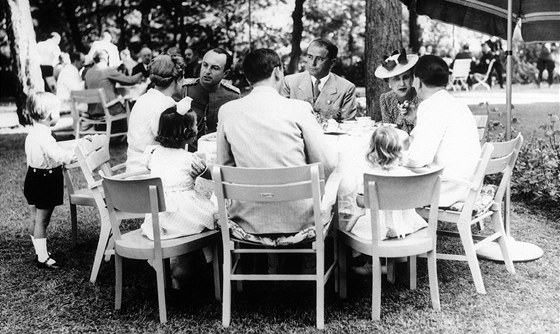 Joseph Goebbels hostí v roce 1939 na svém pozemku u jezera Wannsee...