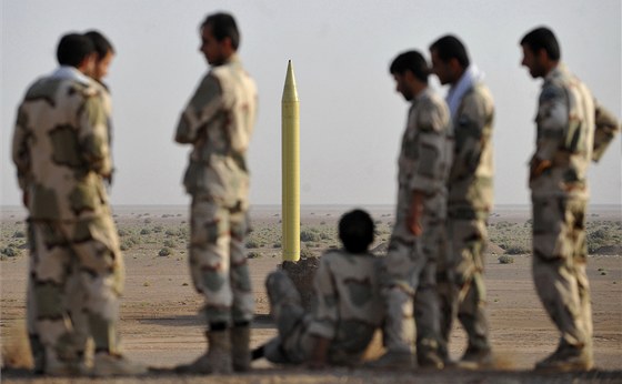 Vojáci íránských revoluních gard testují rakety abáb1. Ilustraní snímek