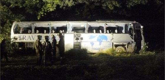 Rakoutí hasii stojí u vraku eského autobusu, který havaroval na dálnici A9.