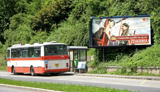 Billboard informující o jízdném zdarma pro dti do 15 let.