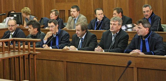 Na konci ervna 2011 zaal dlouho oekávaný soud s deseti obvinnými, vtinou