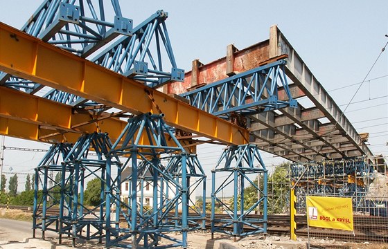 Zasouvaná mostní konstrukce nad tratí několik dnů před neštěstím.