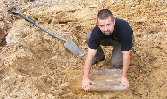 Policejní pyrotechnik s nalezenou nevybuchlou municí z druhé svtové války. (ilustraní foto)