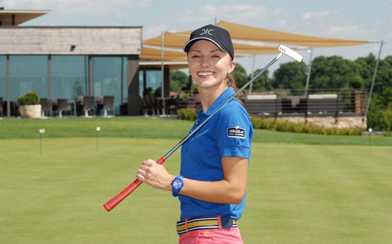 ESKÁ HVZDA. Klára Spilková ped klubovnou golfového resortu Albatross, v nm se uskutení historicky první turnaj série Ladies European Tour v eské republice.