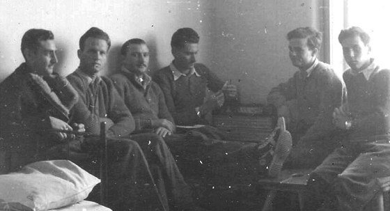 Izraelští piloti, kteří se v roce 1948 cvičili na letišti v Hradci Králové. 