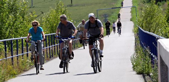 Po cyklostezkách Bečva a podél Baťova kanálu loni v létě projelo as 180 tisíc lidí. (Ilustrační snímek)