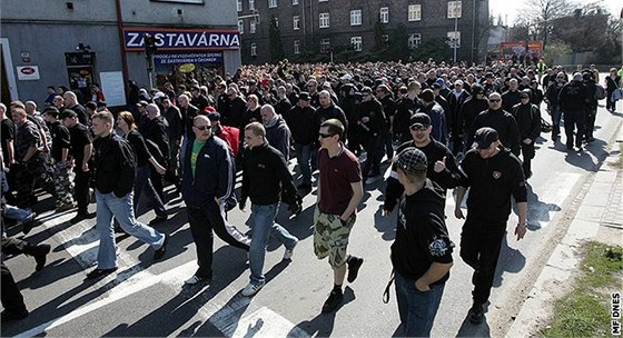 Zatím poslední demonstrace neonacistů v Přerově v dubnu 2009 (na snímku) se zvrhla v bitky s policií. Někteří účastníci byli navíc vyzbrojeni dlažebními kostkami či zápalnými lahvemi.