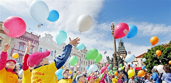 Festival Zrcadlo umní (viz foto ze zahájení jednoho minulých roník) chce pardubická radnice propojit s hokejbalovým ampionátem.   