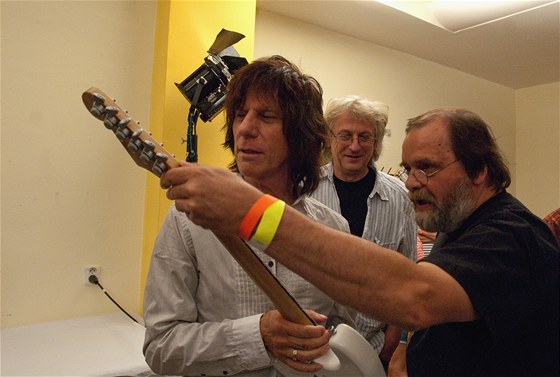 Peter Jurkovi (vpravo) a Stefan Milkov pedávají Jeffu Beckovi kytaru