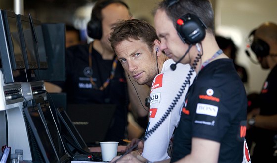 V BOXECH. Britský pilot Jenson Button z týmu McLaren v prbhu tréninkových
