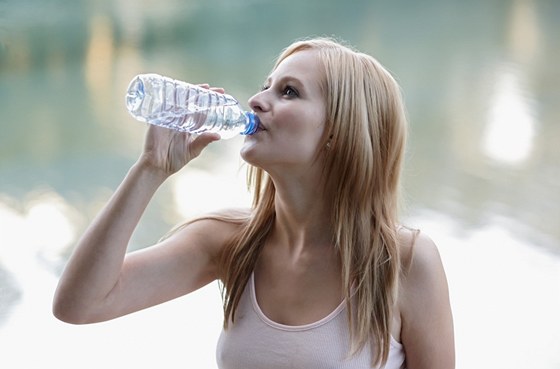 Pitím příliš velkého množství vody zatěžujete ledviny a snižujete jejich filtrační schopnost (ilustrační snímek)