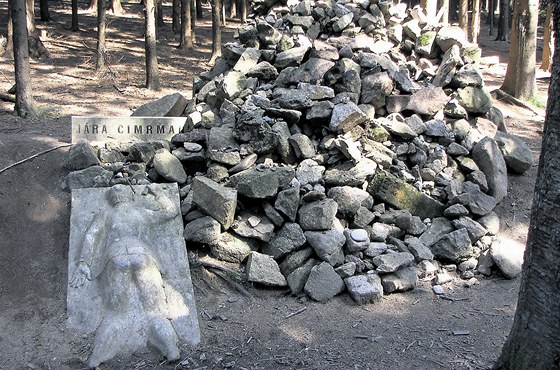 Betonová socha pipomíná místo, kde byl erný pasaér Jára Cimrman vyhozen z