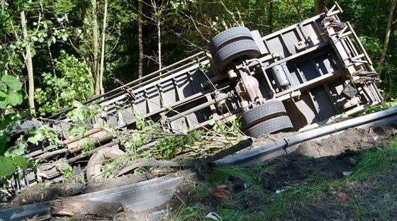 V serpentinách u Beova nad Teplou havaroval kamion. Pevrátil se a zstal