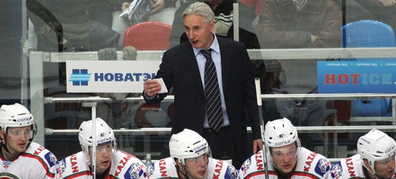 Kou Zinetula Biljaletdinov na stídace hokejist Kazan.