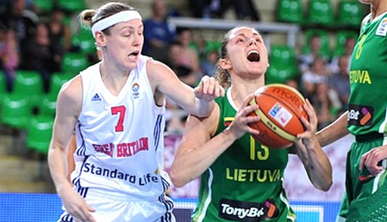 Litevská basketbalistka Sandra Linkeviieneová (vpravo) bránná Britkou Rachael