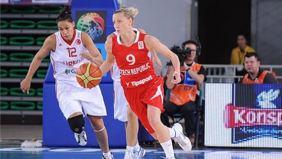 eská basketbalistka Kateina Bartoová (vpravo) pronika tureckou obranou.