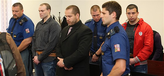 Trojice obalovaných - Jií Vondra (vlevo), Petr Jurygáek (vpravo) a Mentor Gagjeri (vzadu) - obalovaná z pípravy loupee stanula v pondlí ped Krajským soudem v Plzni.