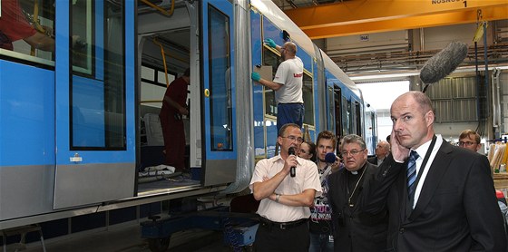 Český arcibiskup Dominik Duka navštívil plzeňskou Škodovku, kde v minulosti pracoval. 