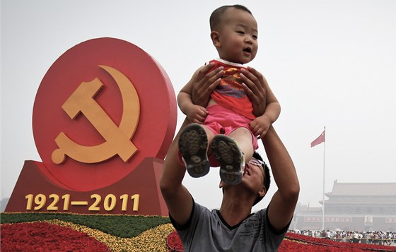 íané na pekingském námstí Tchien-an-men oslavují devadesátiny komunistické...
