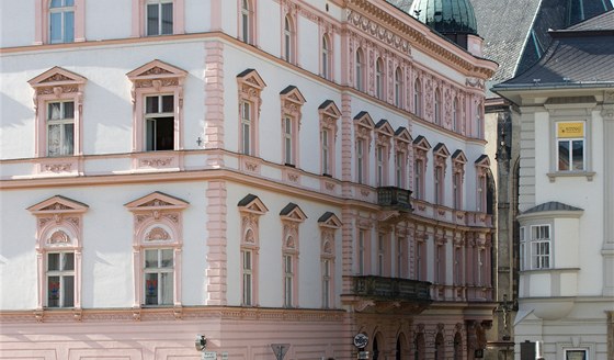 Zatím posledním prodejem mstské nemovitosti byl Ditrichtejnský palác, za který dostala radnice od místního podnikatele Ivana Kyselého 80 milion korun.