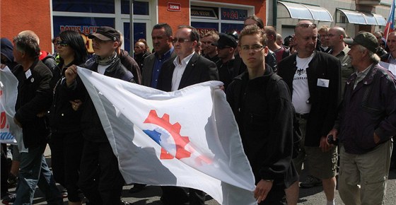 Úastníci pochodu Perovem, který do msta svolala Dlnická strana sociální