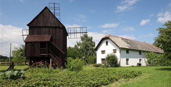 Zachovaný vtrný mlýn, který stojí ve Skalice na Perovsku. Ta se stala