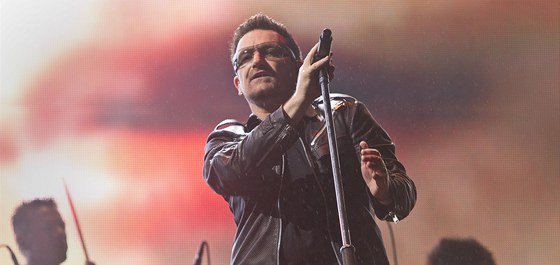 Glastonbury 2011 - Bono z irské skupiny U2