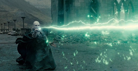 DVD s posledním dílem kouzelnické ságy o Harry Potterovi má pomoci prodejm.
