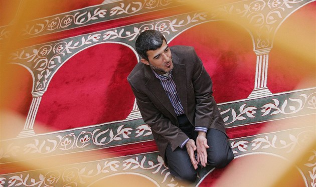 P�edseda Úst�edí muslimských obcí v �R Muneeb Hassan Alrawi.