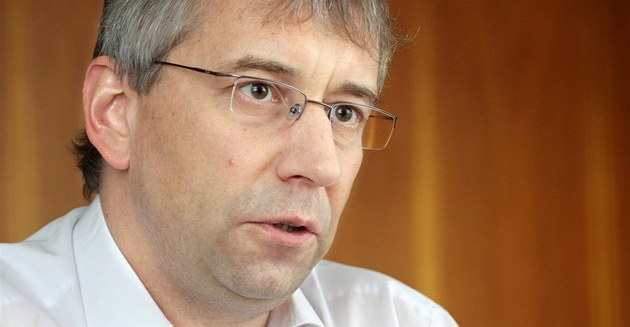 Ministr práce a sociálních v�cí Jaromír Drábek p�ipustil, �e v novém systému výplaty sociálních dávek se objevily díl�í nedostatky. Chce zjistit, kdo je za n� odpov�dný a zda ne�lo chyby objevit u� d�ív.