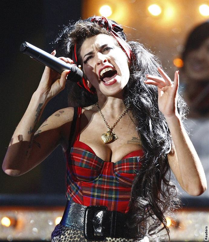 Amy Winehouse p�i udílení cen Brit Awards 2008