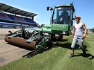 Pokládka nového trávníku na rekonstruovaném stadionu ve truncových sadech v