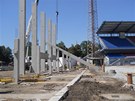 Pokládka nového trávníku na rekonstruovaném stadionu ve truncových sadech v