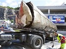Náklaák odváí cisternu, z ní na kiovatku v Ústí nad Labem vytekly tuny