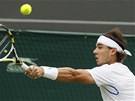 RETURN. Rafael Nadal returnuje bhem utkání s Lucemburanem Gillesem Mullerem.