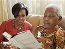 Michelle Obamová s Nelsonem Mandelou (21. ervna 2011)